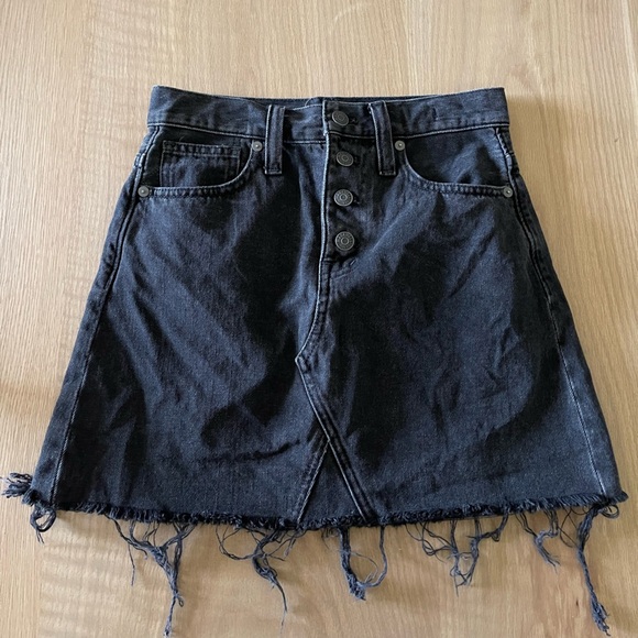Madewell|Rigid Denim A-Line Washed Black Mini Denim Skirt w Frayed Hem, Buttons• - Picture 7 of 16